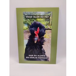 Skilt: Hvad glor du p? / Skilt med arrig hne / H 21 cm . B 15 cm.